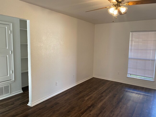 Foto del edificio - 701 Miracle Ln