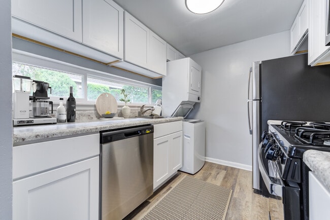 Building Photo - Franklin Square Townhomes