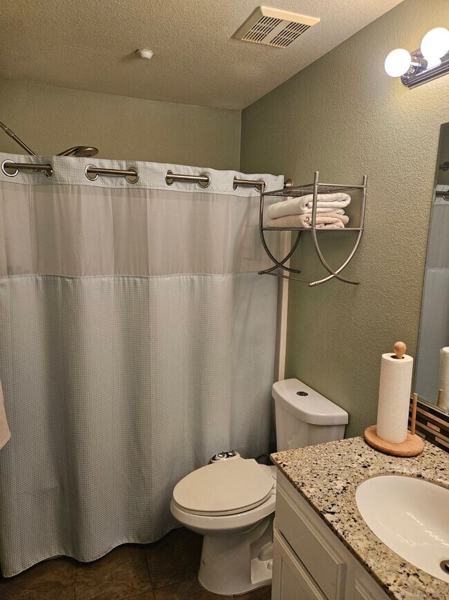 Building Photo - Charming 3 Bedroom 3 Bath in Hayward