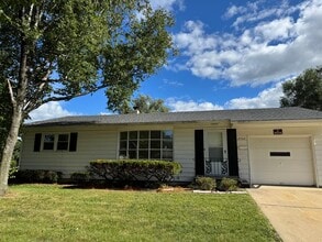 Building Photo - 2737 Broadmoor Dr
