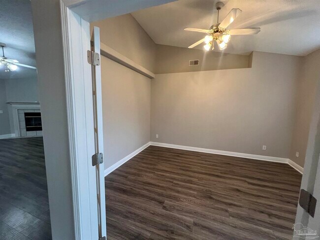 Foto del edificio - 7230 Annandale Dr