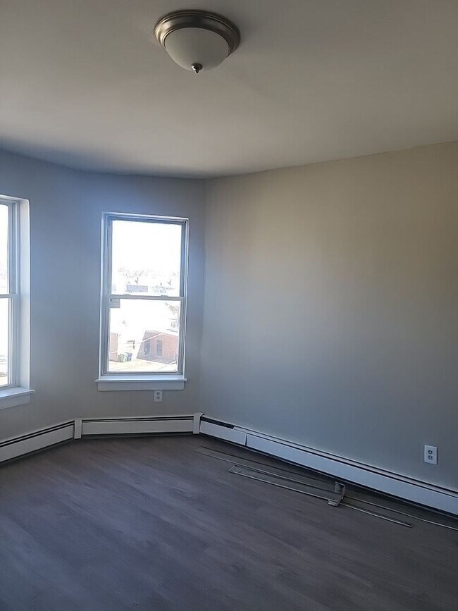 Building Photo - Newly Renovated 3 Bedroom Section 8 are We...
