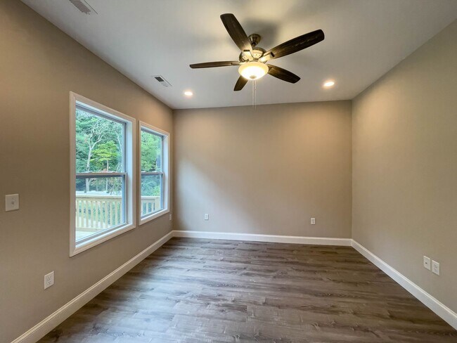 Foto del edificio - Gorgeous New Construction in Weaverville