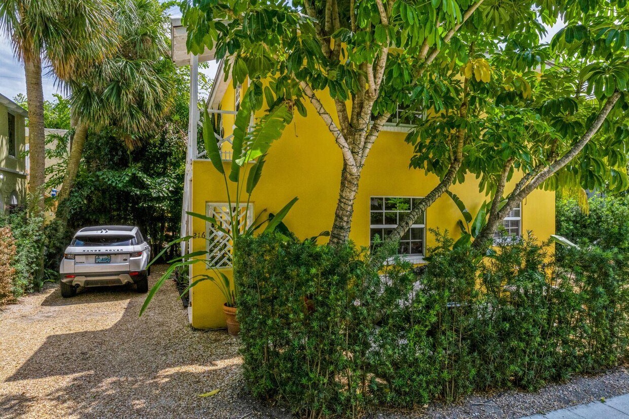 Building Photo - 216 Oleander Ave
