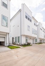 Building Photo - 1740 Cove Cres Ct