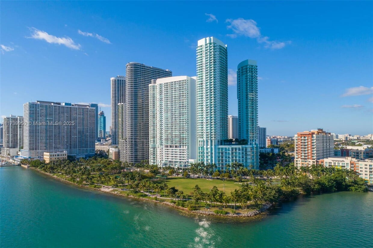 Primary Photo - 1900 N Bayshore Dr