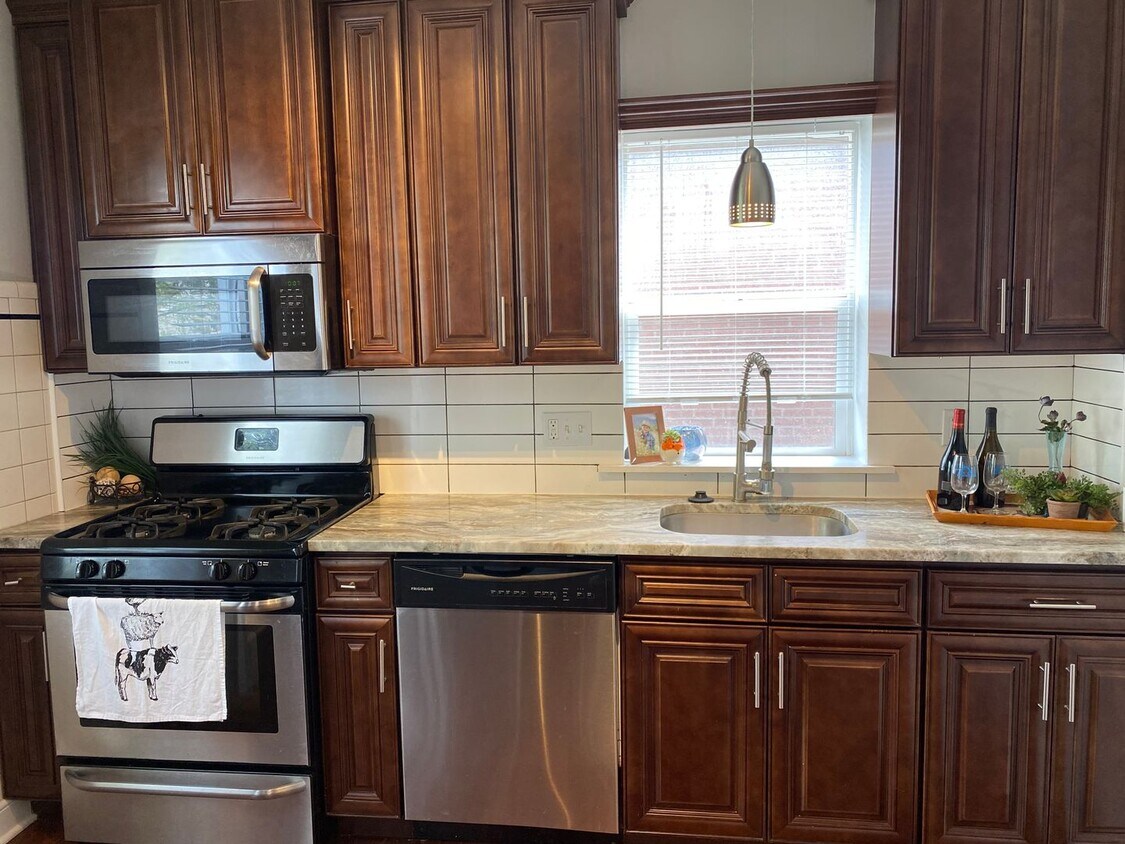Foto principal - Beautiful Renovated Home with Garage!