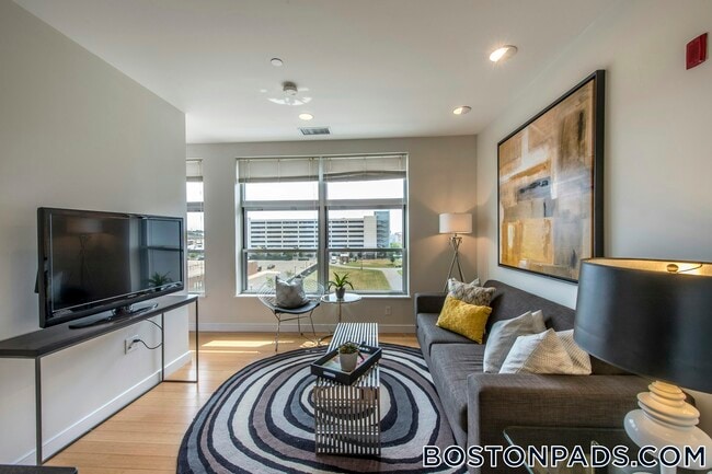 Building Photo - 601 Albany St