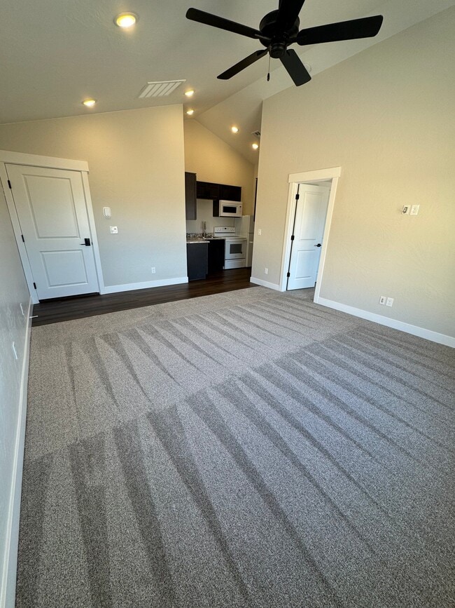Building Photo - 934 Rock View Dr