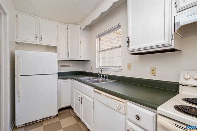 Building Photo - 129 Longwood Dr