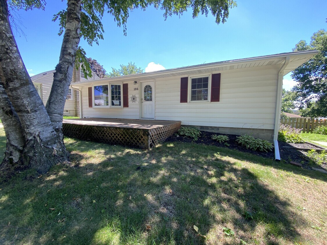 Primary Photo - 1816-16 1/2 16 1/2 St NW