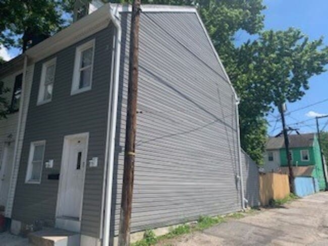 Building Photo - Semi-Detached With Yard Near Goode School ...