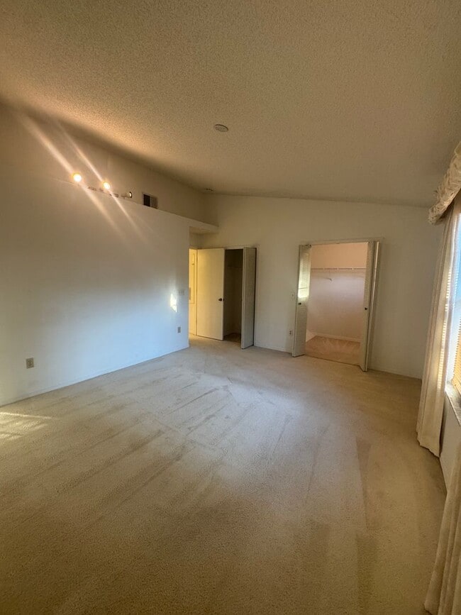 Building Photo - Spacious 3 Bedroom's, 2.5 bath condo in Lakeview Village.