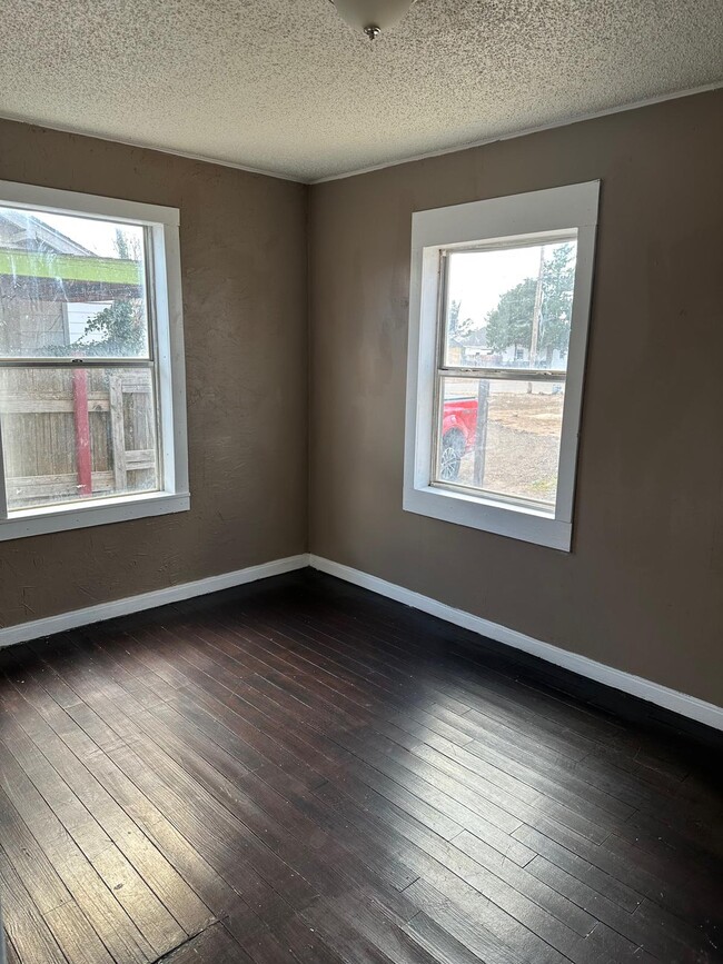 Building Photo - 203 N Kentucky St