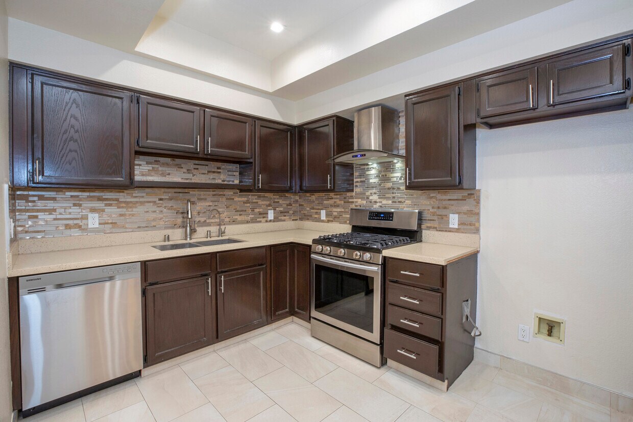 Foto principal - 5420 Sylmar Ave