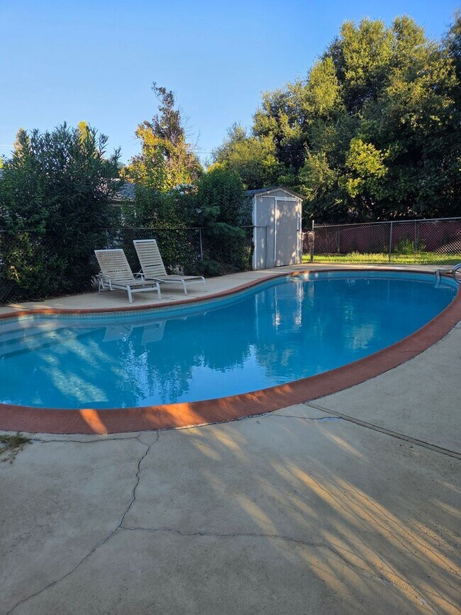 Foto del edificio - 5 BEDROOM 3 BATH HOME WITH 3 CAR GARAGE