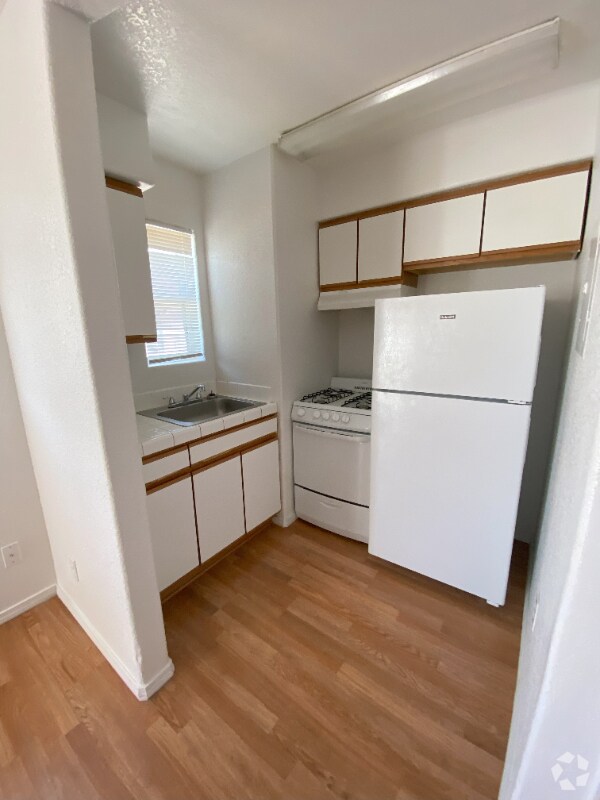 Building Photo - 1580 E Courtney Pl