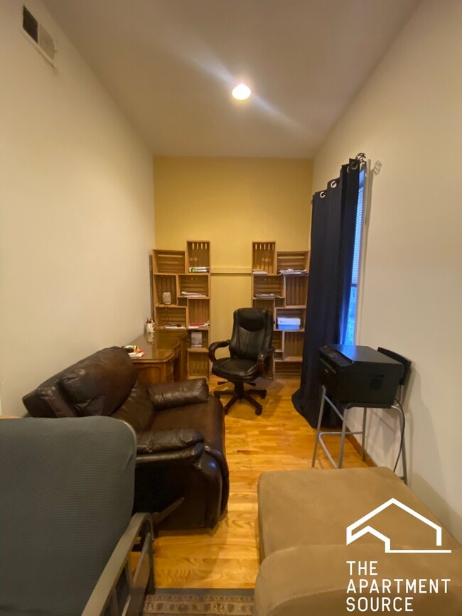 Building Photo - 814 N Damen Ave