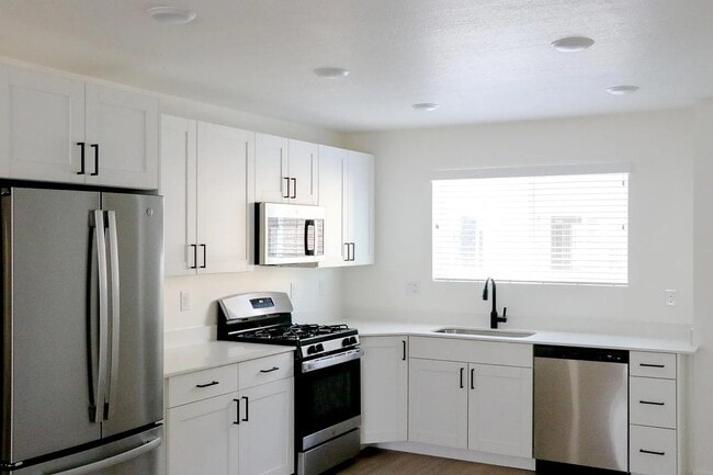Building Photo - 84 E 200 S