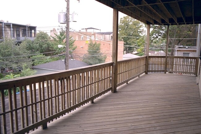Foto del edificio - Lakeview Gem: 2 Bed, 1 Bath W/ In-Unit Laundry, D/W, Cent Air, Fireplace, Deck, Parking!