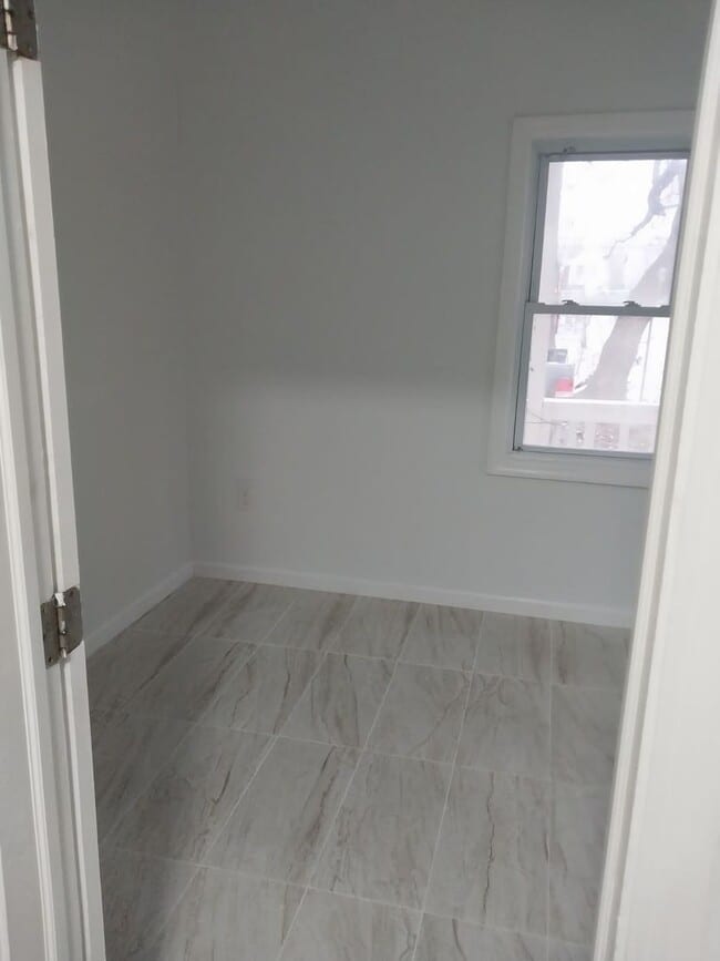 Building Photo - 117 Borden Ave