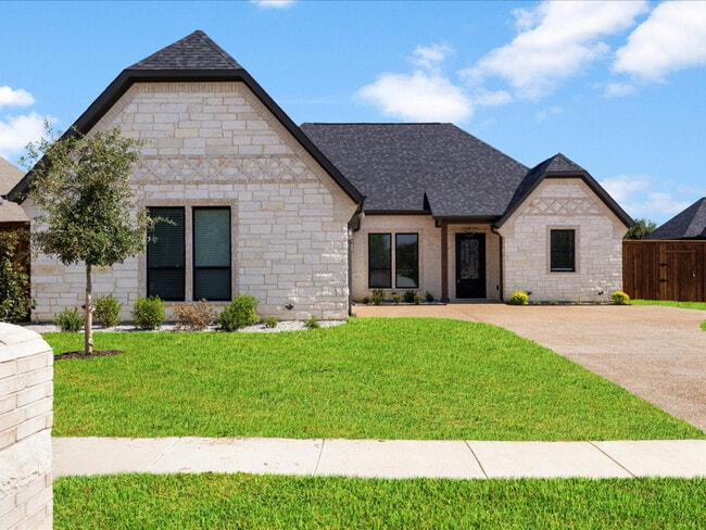 Building Photo - 8101 Oak Hollow Dr