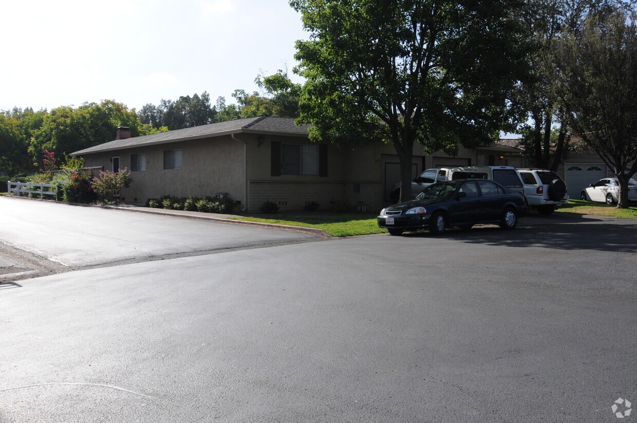 Building Photo - 681-685 Vasona Ct