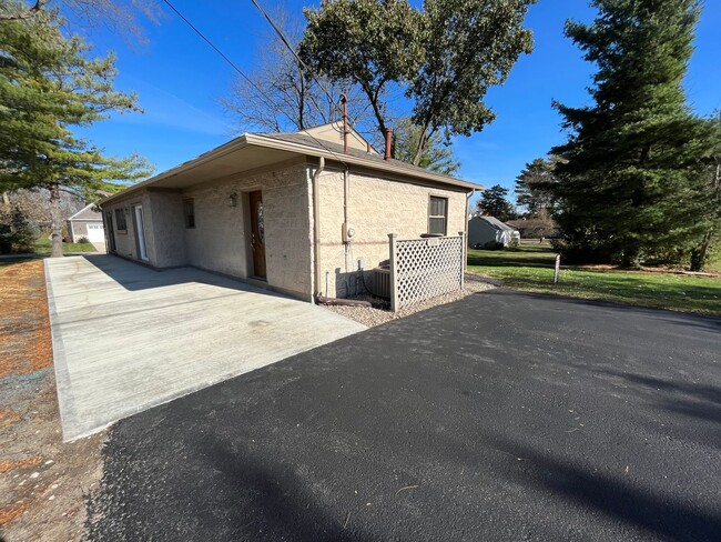 Building Photo - **3-BEDROOM/2-BATH HOME W/ LARGE GARAGE IN...