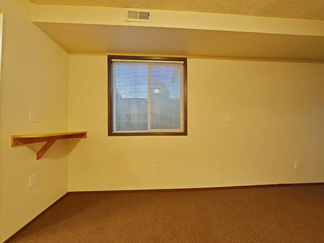 Building Photo - Duplex ~ Close to Campus