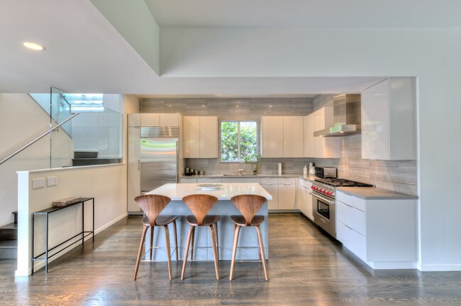 Building Photo - 842 Amoroso Pl