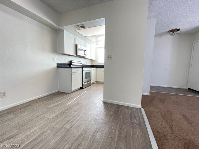 Building Photo - 574 Roxella Ln