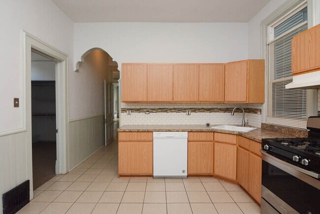 Foto del edificio - 3224 N Racine Ave