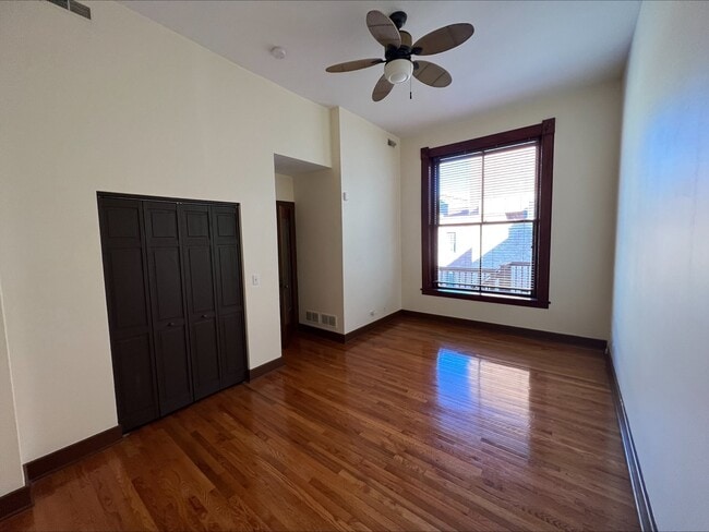 Building Photo - 26 E Downer Pl