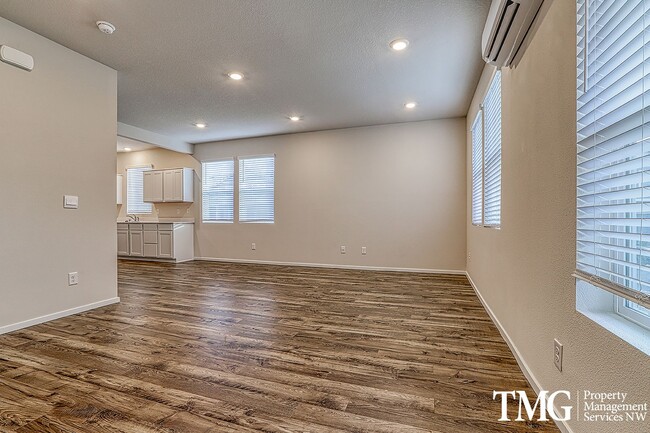 Building Photo - 3 Bedroom 2.5 Bathroom Home with Beautiful...