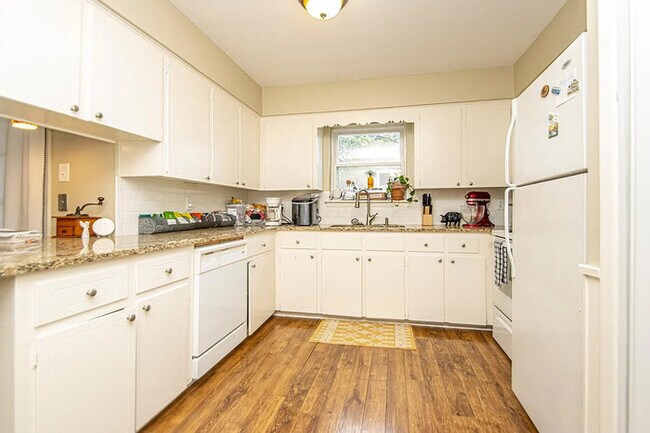 Building Photo - 2 bedroom 1.5 bath townhome in Hillcrest