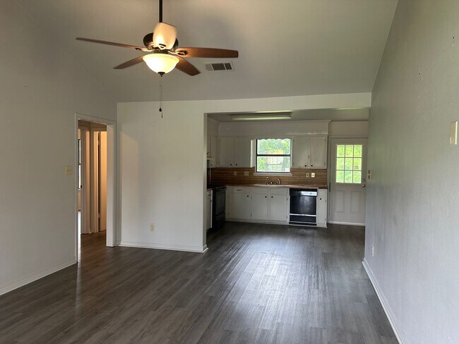 Building Photo - Quiet cottage