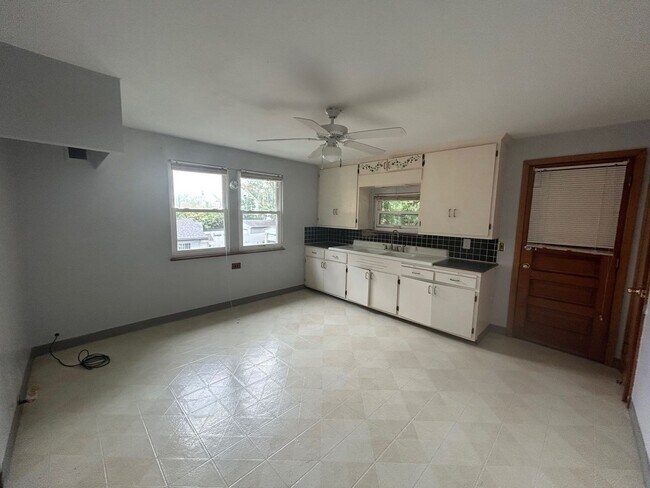 Foto del edificio - 7701 BERRY AVE, Cleveland, OH, 44102