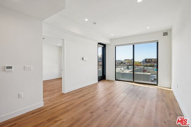 Foto del edificio - 10431 Santa Monica Blvd