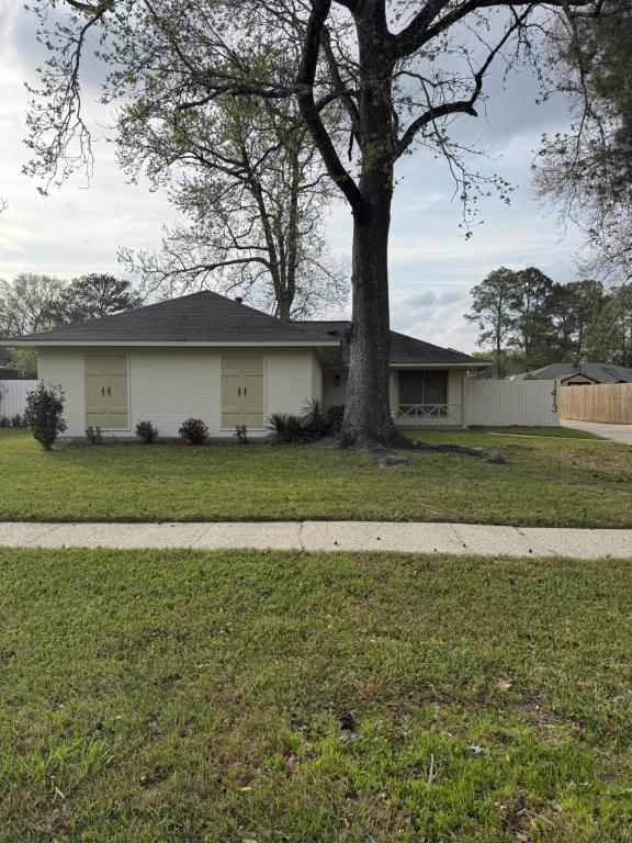 Building Photo - 1413 Briarhurst Dr