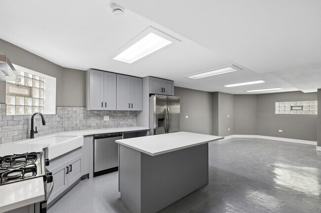 Foto del edificio - 8210 S Marshfield Ave