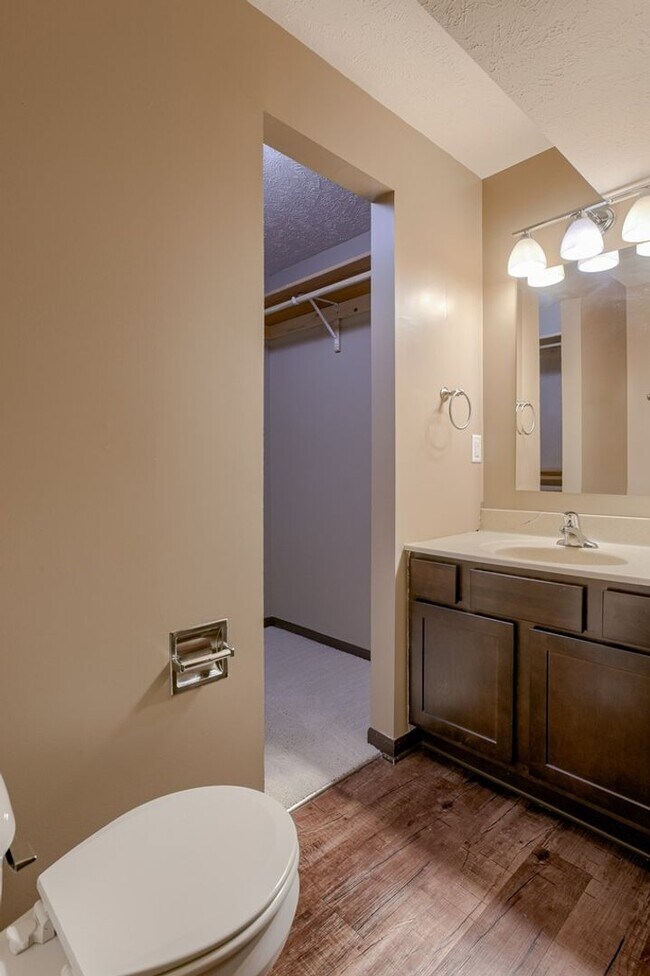 Foto del edificio - 2630-34 W Timberlake Dr