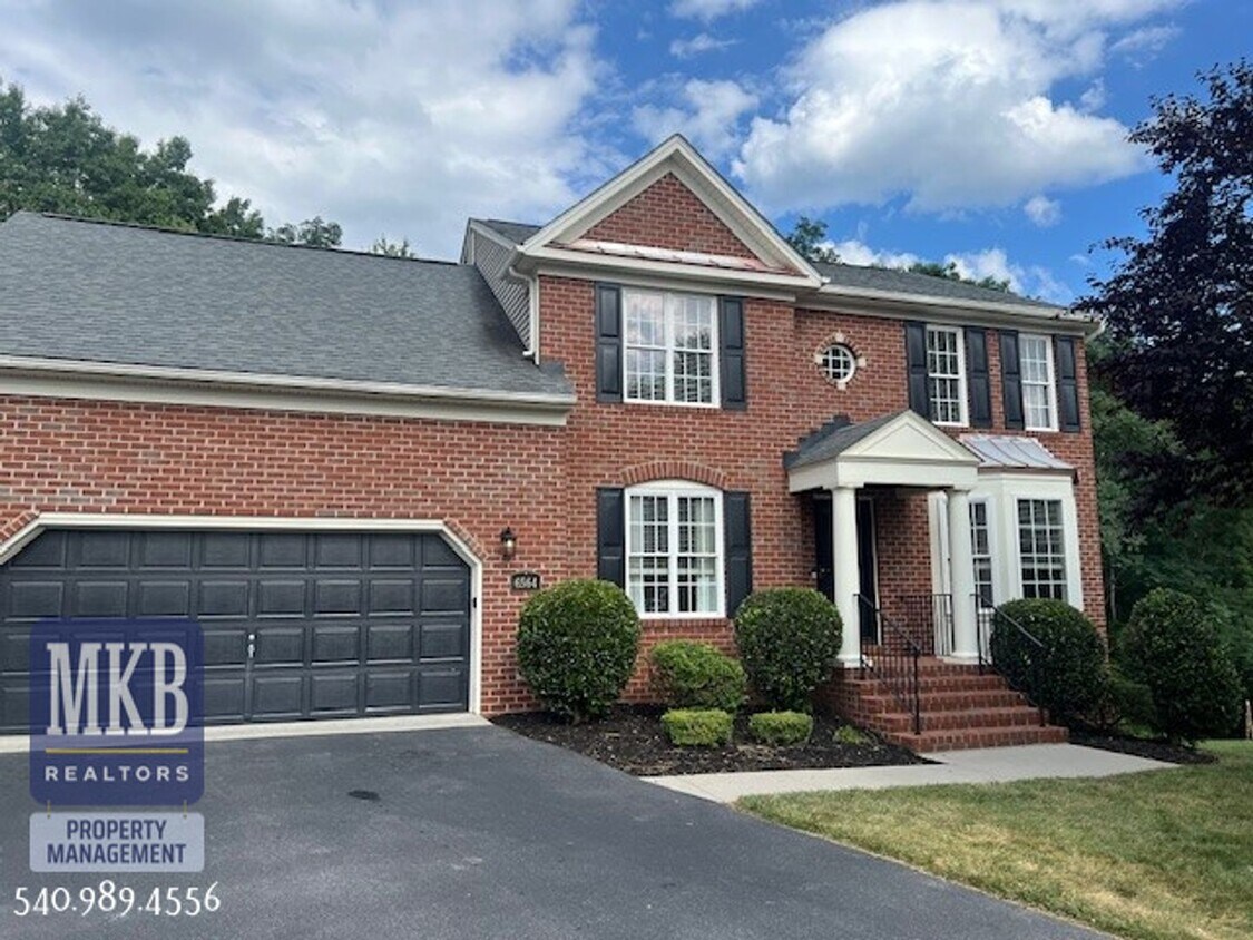 Primary Photo - Luxurious 4 Bd/3.5Ba home located in The G...