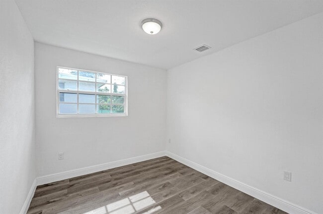 Foto del edificio - $1,995 435 NW 82ns Terrace Ter #2