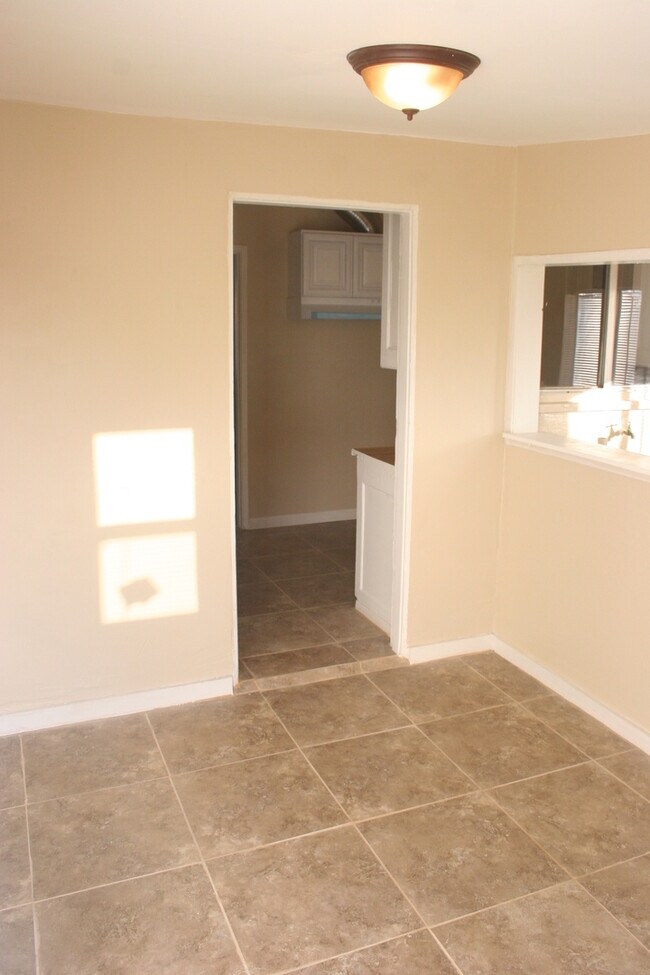 Foto del edificio - 3 bd 1 bath Southeast 93307 Mt. Vernon & V...