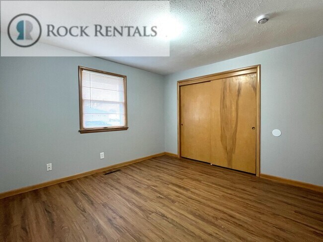 Foto del edificio - Beautifully Updated 4 Bed 2 Bath in South Hutchinson