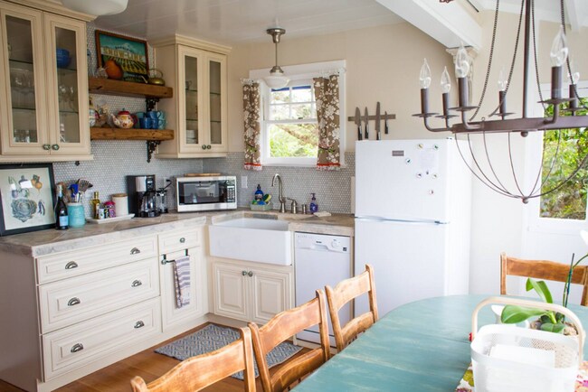 Foto del edificio - Charming 3-Bedroom, 1.5-Bath Duplex in Pacific Grove