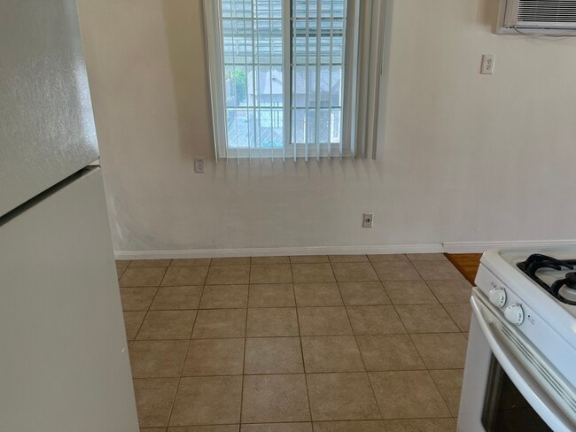dining area off kitchen - 1126 E Palmer Ave