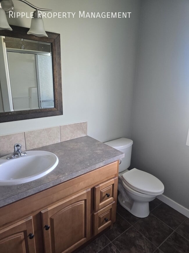 Building Photo - Modern 3 Beds, 2 Baths Main Floor/ Upper |...