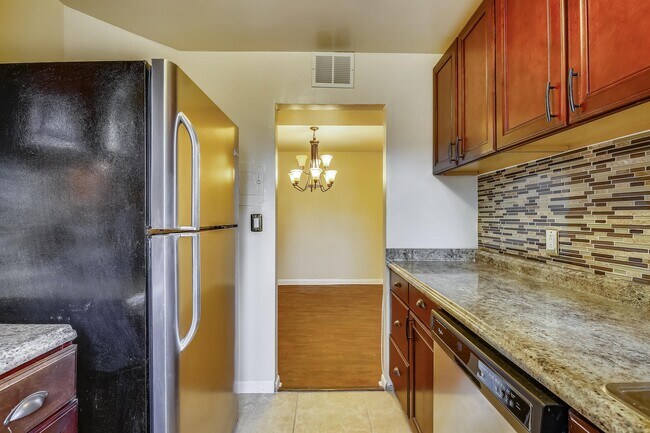 Foto del edificio - 7611 Maple Ave