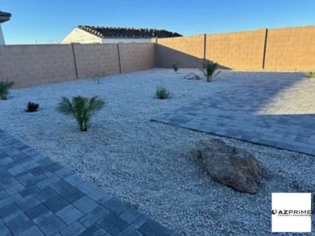 Foto del edificio - W Saddlehorn Rd